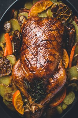 Koyu Taş Arka Plan Üzerinde Havuç, Portakal ve Patates ile Kavrulmuş Kaz