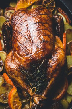 Koyu Taş Arka Plan Üzerinde Havuç, Portakal ve Patates ile Kavrulmuş Kaz