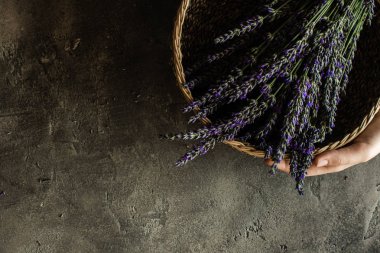 Rustik Koyu Arka Plan lavanta Çiçek Buketi