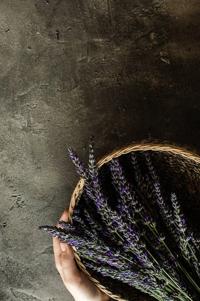 Mazzo di fiori di lavanda su sfondo scuro rustico — Foto Stock