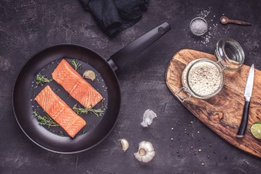 Pişirme Malzemeleri ile Taze Balık Çiğ Somon Hazırlama