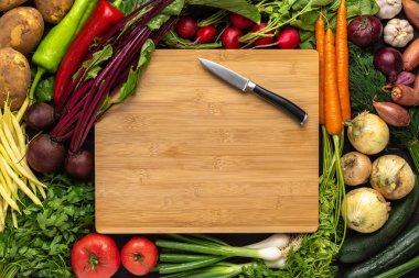 Taze Sebze Arka Plan ile Ahşap Kesme Tahtası Üzerinde Küçük Bıçak. Vegan Çiğ Gıda.