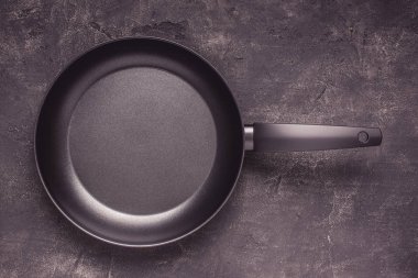 Koyu Yüzeyde Kintchen Tava. Boş Arka Plan.