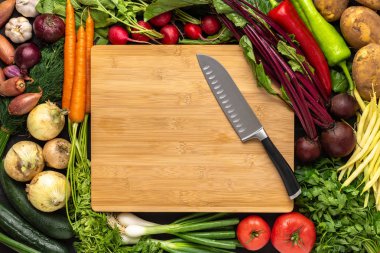 Taze Sebze Arka Plan ile Ahşap Doğrama Kurulu Santoku Bıçak. Sağlıklı Beslenme Kavramı. Vejetaryen Çiğ Gıda.