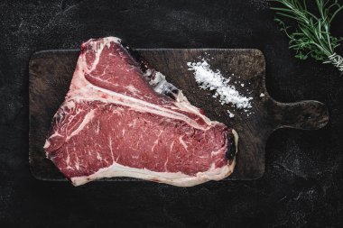 Vintage Kesme Kurulu Kuru Yaşlı Beef Raw T-bone Steak