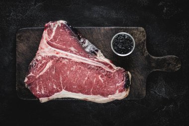 Vintage Kesme Kurulu Kuru Yaşlı Beef Raw T-bone Steak