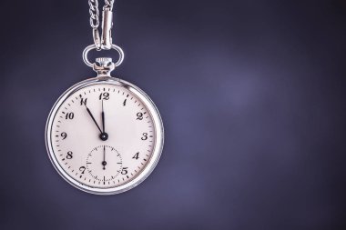 Koyu Arka Plan Vintage Cep İzle. Son Tarih ve Zaman Yönetimi Kavramı.