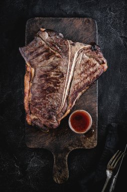 Rustik Doğrama Kurulu Üzerinde Izgara Kuru Yaşlı T-bone Steak. Usda Prime Sığır Eti.