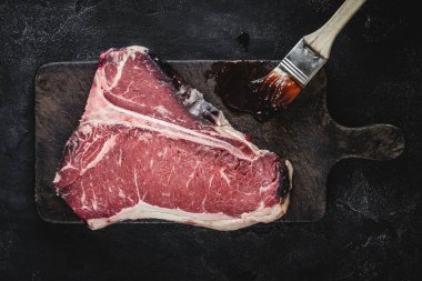 Vintage Kesme Kurulu Kuru Yaşlı Beef Raw T-bone Steak