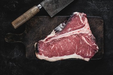 Vintage Kesme Kurulu Kuru Yaşlı Beef Raw T-bone Steak