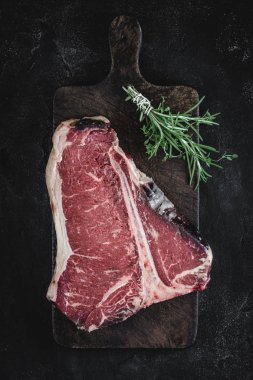 Vintage Kesme Kurulu Kuru Yaşlı Beef Raw T-bone Steak