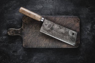 Koyu Arka Planda Rustik Kesme Tahtası ve Et Cleaver