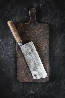 Koyu Arka Planda Rustik Kesme Tahtası ve Et Cleaver