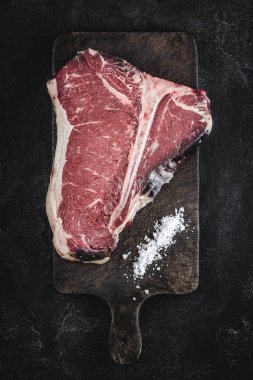 Vintage Kesme Kurulu Kuru Yaşlı Beef Raw T-bone Steak