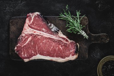 Vintage Kesme Kurulu Kuru Yaşlı Beef Raw T-bone Steak