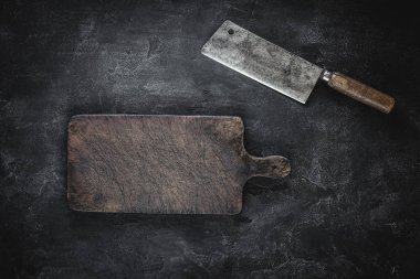 Koyu Arka Planda Rustik Kesme Tahtası ve Et Cleaver