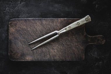 Koyu Arka Plan Vintage Eski Çatal ve Kesme Kurulu