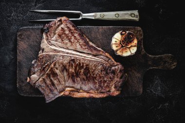 Rustik Doğrama Kurulu Üzerinde Izgara Kuru Yaşlı T-bone Steak. Usda Prime Sığır Eti.