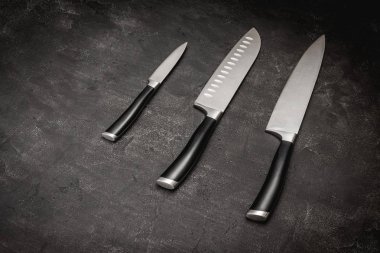 Modern Mutfak Bıçakları Taş Arka Plan Üzerine Ayarlanır. Şefbıçakları Konsepti.