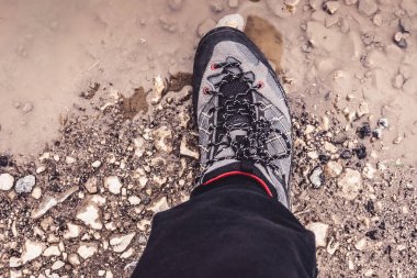 Erkek Bacak Çamur ve Su Sportif Yürüyüş Sneakers Ayakkabı Giyiyor. Dağ Yürüyüş Parkuru için Trekking Ayakkabı.