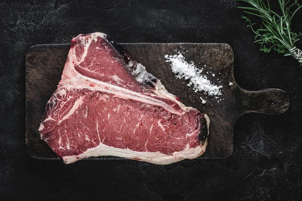 Vintage Kesme Kurulu Kuru Yaşlı Beef Raw T-bone Steak