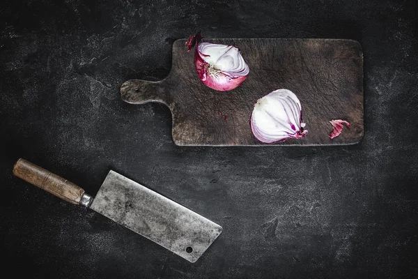 Tabla de cortar y reducir a la mitad la cebolla roja con la carne Cleaver — Foto de Stock