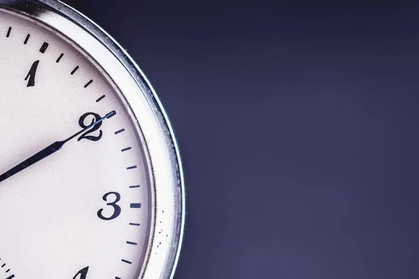 Ceas de buzunar vintage pe fundal întunecat. Termenul limită și conceptul de gestionare a timpului . — Fotografie, imagine de stoc
