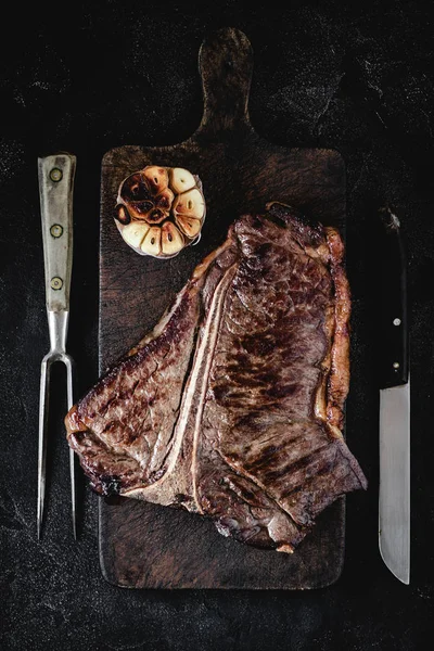 Rustik Doğrama Kurulu Üzerinde Izgara Kuru Yaşlı T-bone Steak. Usda Prime Sığır Eti.