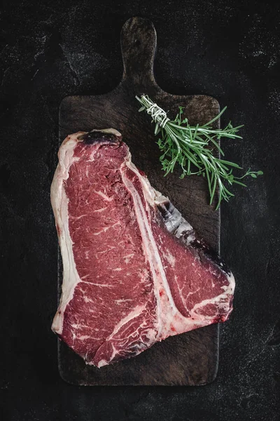 Vintage Kesme Kurulu Kuru Yaşlı Beef Raw T-bone Steak