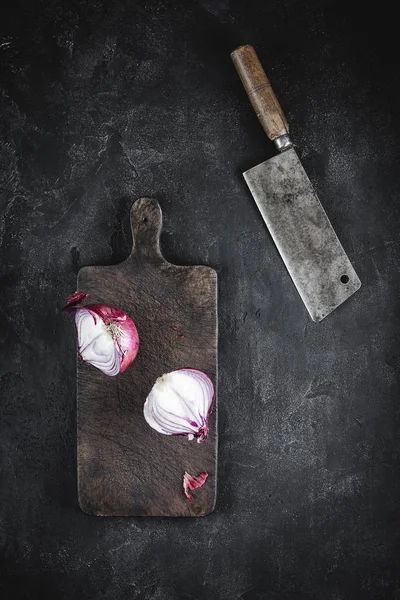 Tabla de cortar y reducir a la mitad la cebolla roja con la carne Cleaver — Foto de Stock