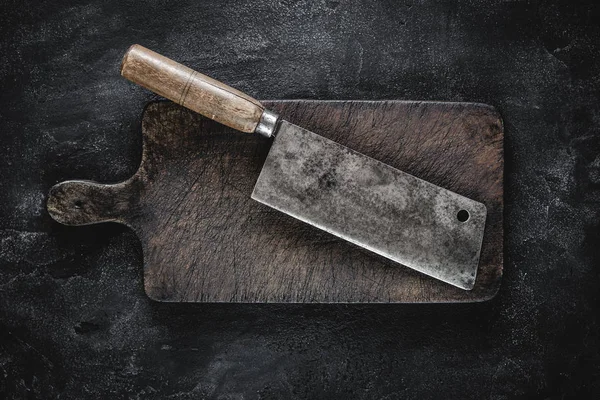Koyu Arka Planda Rustik Kesme Tahtası ve Et Cleaver