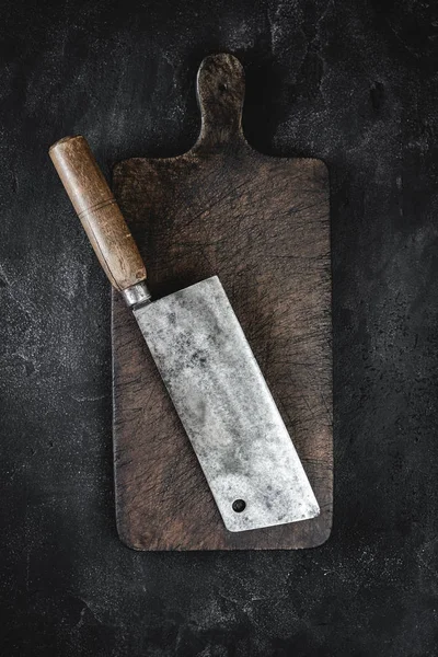 Koyu Arka Planda Rustik Kesme Tahtası ve Et Cleaver