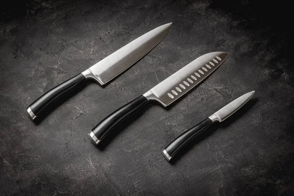 Nowoczesne noże kuchenne ustawione na tle kamienia. Koncepcja noży szefa kuchni. — Zdjęcie stockowe