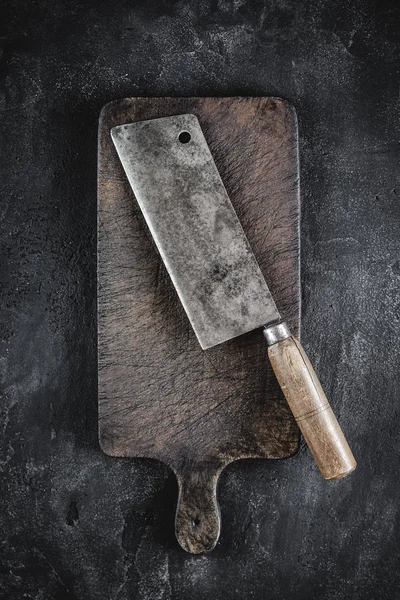 Koyu Arka Planda Rustik Kesme Tahtası ve Et Cleaver
