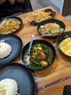 Lezzetli Asya yemeklerinin yakın görüntüsü