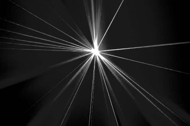 Işıl ışıl, yoğun beyaz bir ışık kaynağı her yöne keskin, farklı ışınlar yayar. Bu da güçlü bir patlama ya da gök fenomeni olduğunu gösterir..