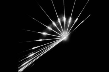 Keskin, parlak beyaz çizgilerden oluşan fan benzeri bir patlama içeren dinamik bir soyut görüntü, siyah bir zemin üzerinde parlak merkezi bir çekirdekten dışarıya doğru yayılıyor..