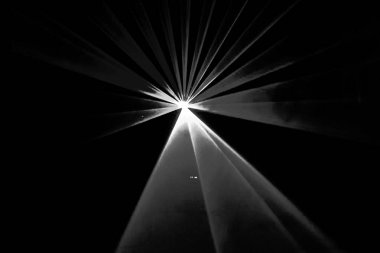 Parlak beyaz ışıkların çarpıcı patlaması merkezi ve yoğun bir noktadan dışarıya doğru yayılarak dinamik ve soyut bir görsel etki yaratır..