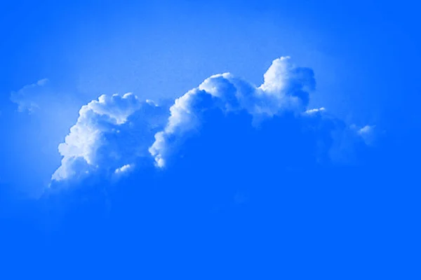 Yumuşak, dağınık güneş ışığını içeren soyut bir arkaplan parlak beyaz bir yüzey üzerinde temiz, geometrik gölgeler yaratarak sakinlik ve basitlik hissi uyandırıyor..