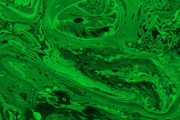 Yumuşak, dağınık güneş ışığını içeren soyut bir arkaplan parlak beyaz bir yüzey üzerinde temiz, geometrik gölgeler yaratarak sakinlik ve basitlik hissi uyandırıyor..