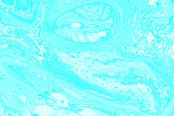 Yumuşak, dağınık güneş ışığını içeren soyut bir arkaplan parlak beyaz bir yüzey üzerinde temiz, geometrik gölgeler yaratarak sakinlik ve basitlik hissi uyandırıyor..