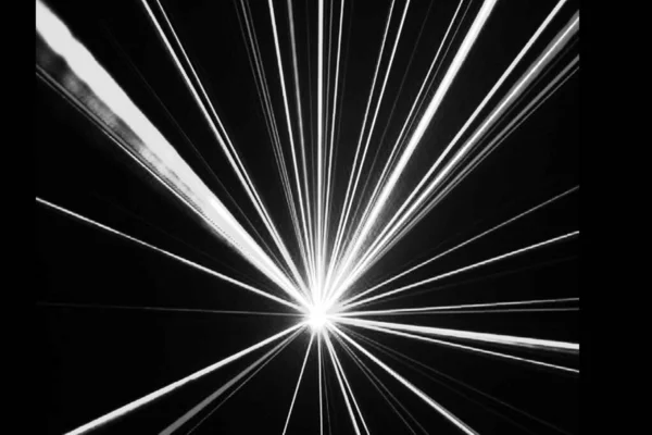 Parlak merkezi bir kaynaktan yayılan sayısız ince beyaz ışığın dinamik, yıldız patlaması benzeri deseni enerji ve hareket hissi yaratıyor..