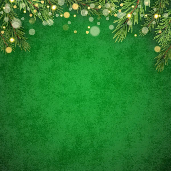 Narin çam dallarıyla süslenmiş yeşil bir arka plan ve üst kısımda parlak bokeh ışıkları..