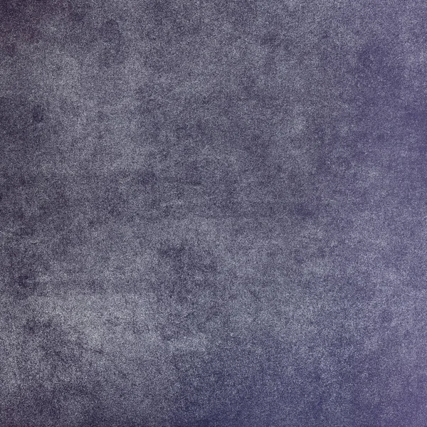 Sönük mor ve gri renklerin karışımı ile dokulu bir yüzeyin yakın çekim ve soyut görüntüsü ince, organik bir desen oluşturur..