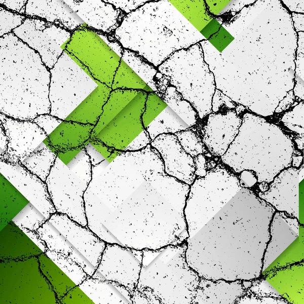 Kalıplaşmış, çatlamış beyaz yüzey kısmen canlı yeşil geometrik şekillerle kaplıdır ve dinamik soyut bir tasarım yaratır..