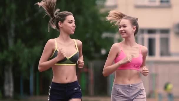 zwei Lauffrauen Fitness-Athletinnen Joggerinnen in der Großstadt