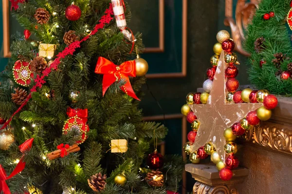 Noel ağacı oyuncaklar ile dekore edilmiştir. Ve dekoratif bir yıldız