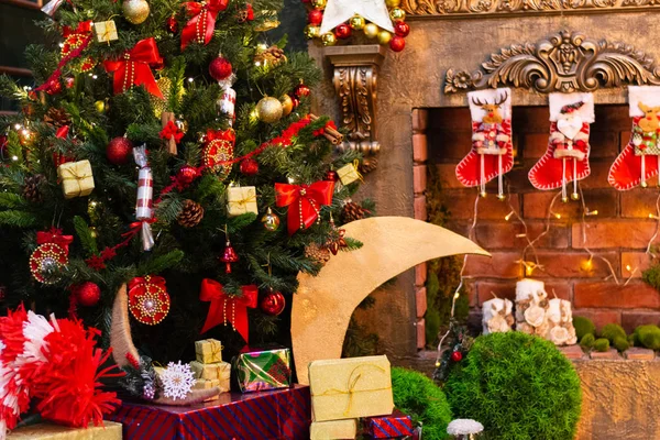 Noel yeşil çam ağacı oyuncaklar ve bir şömine ile dekore edilmiş