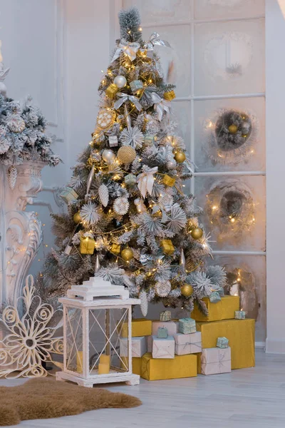 Oyuncaklar ve hediyeler Noel beyaz Ladin dekore edilmiş