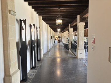 İspanya: Bodega Tio Pepe 'nin tarihi avluları, çardaklı sokaklar ve Jerez de la Frontera' daki asırlık şeri mahzenlerinin günışığı görüntüleri. 